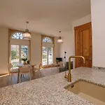 Elegancia Luz Y Calidez - Apto 1 By 비고